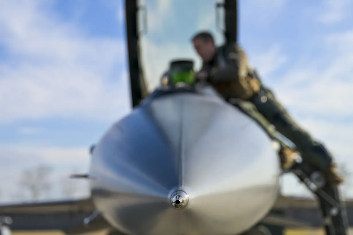 US fighter jets fly over Bosnia in a sign of support to the country as Serbs call for secession