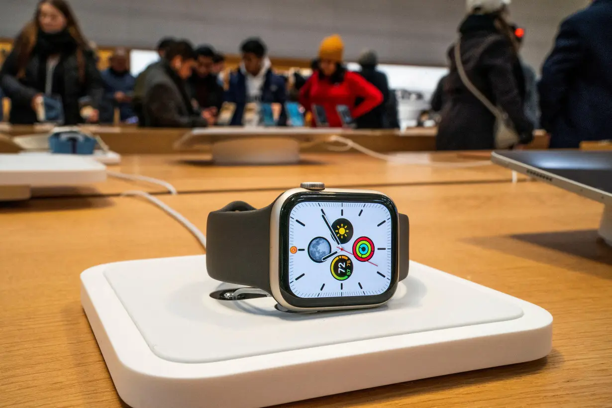 FILE PHOTO: US ITC opposes Apple request to pause watch import ban