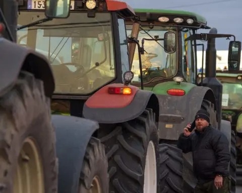 Romanian truck drivers and farmers protest as talks with the government fail to reach an agreement