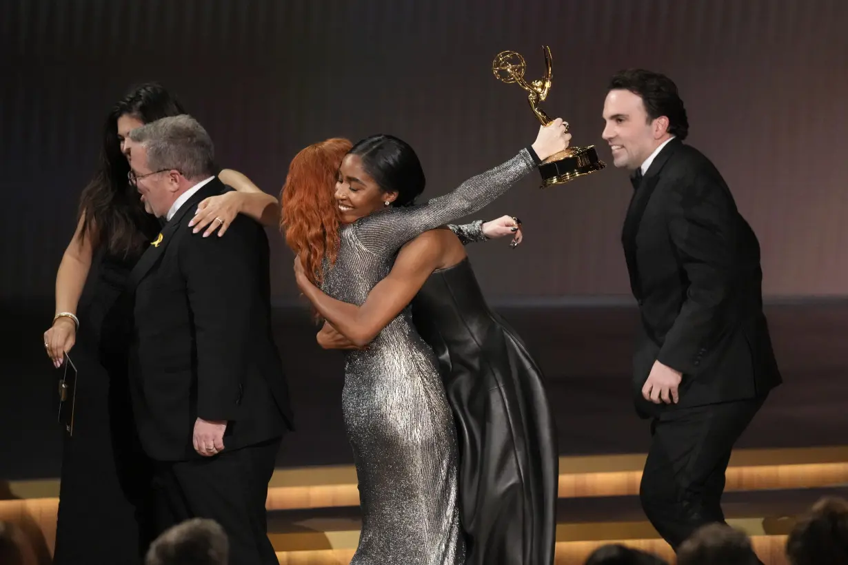 Emmy Moments: 'Succession' succeeds, 'The Bear' eats it up, and a show wraps on time, thanks to Mom