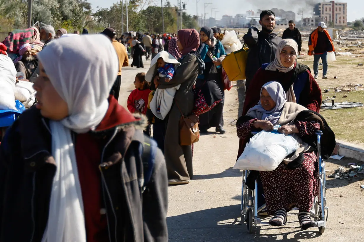 Palestinians flee Khan Younis, in the southern Gaza Strip