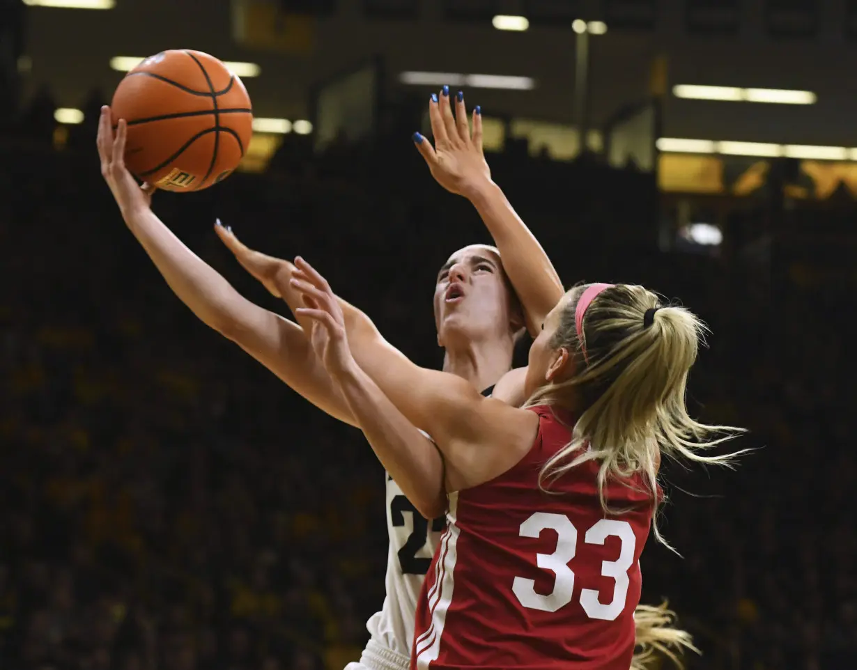 Caitlin Clark stars with 30 as No. 3 Iowa defeats No. 14 Indiana 84-57 before 13,000 despite snow