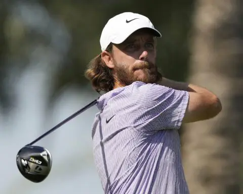 Fleetwood capitalizes on McIlroy's error on the 18th to win Dubai Invitational by 1 shot