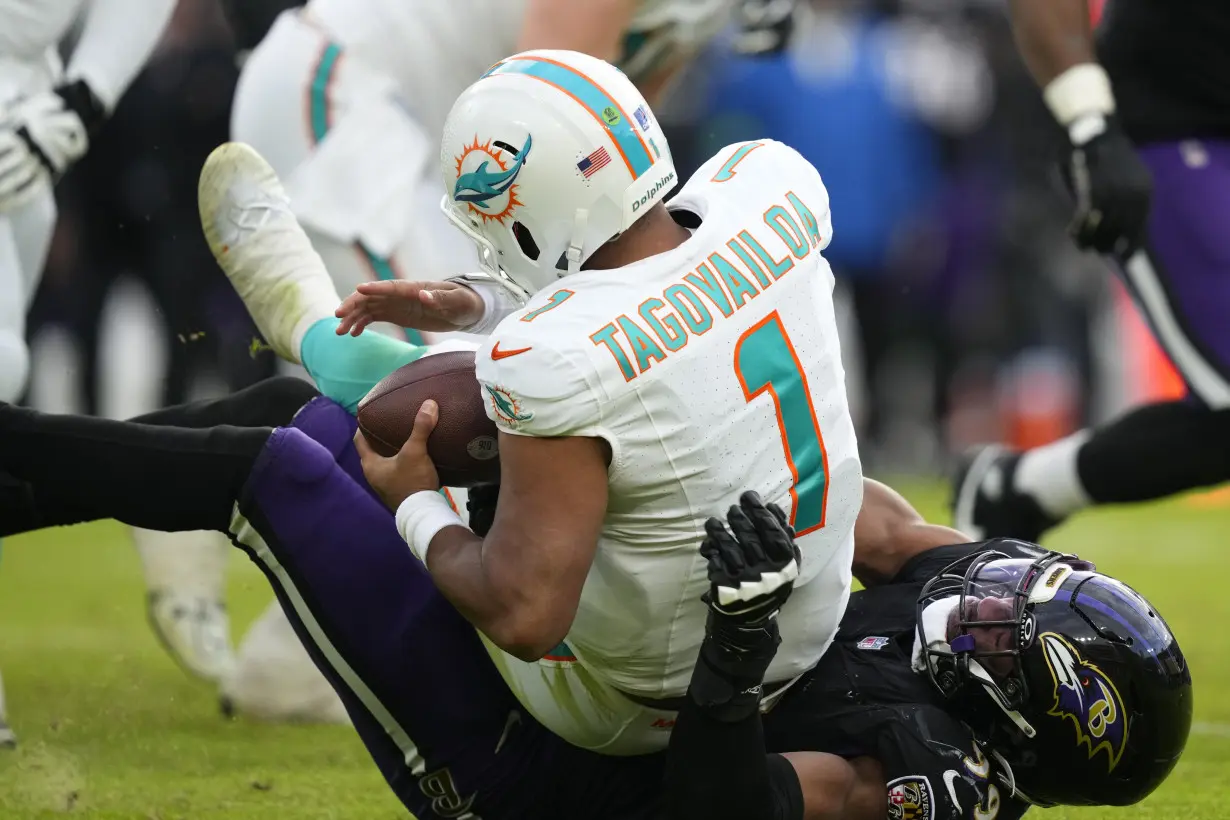 Lamar Jackson's perfect passer rating helps Ravens rout Dolphins 56-19 to clinch top seed in AFC