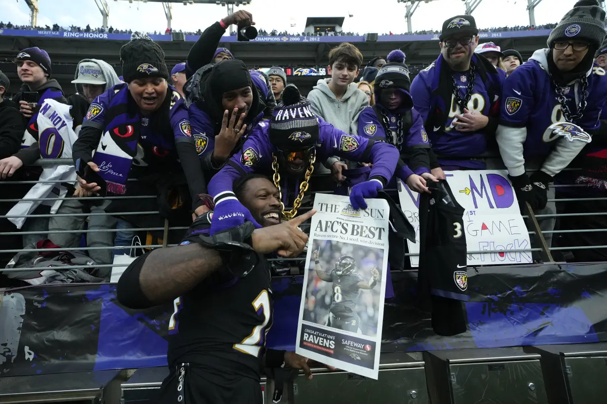 Lamar Jackson's perfect passer rating helps Ravens rout Dolphins 56-19 to clinch top seed in AFC