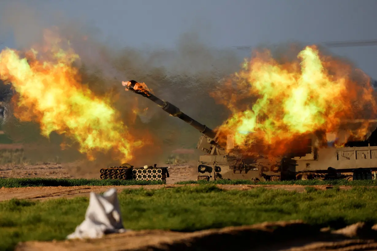 Israeli mobile artillery unit fires towards Gaza