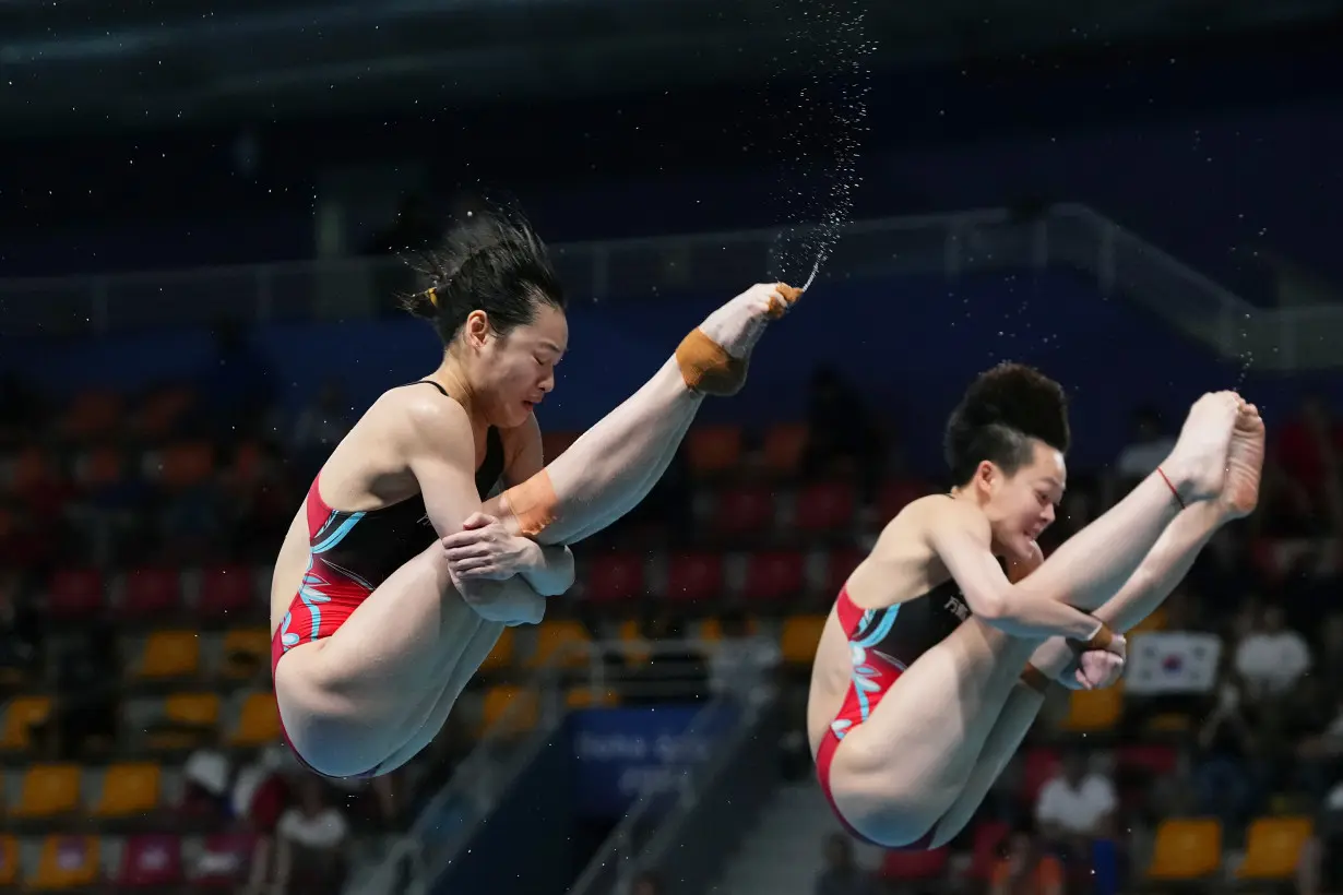 China's Chen and Chang win 3rd straight world title in women's synchronized springboard