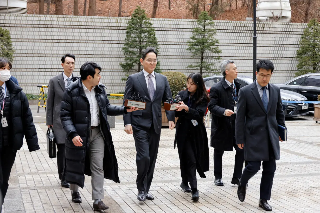 Samsung Electronics Chairman Jay Y. Lee arrives at a court in Seoul