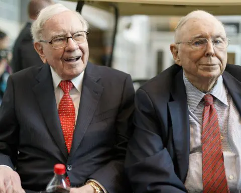 Warren Buffett tells investors to ignore Wall Street pundits while paying tribute to Charlie Munger