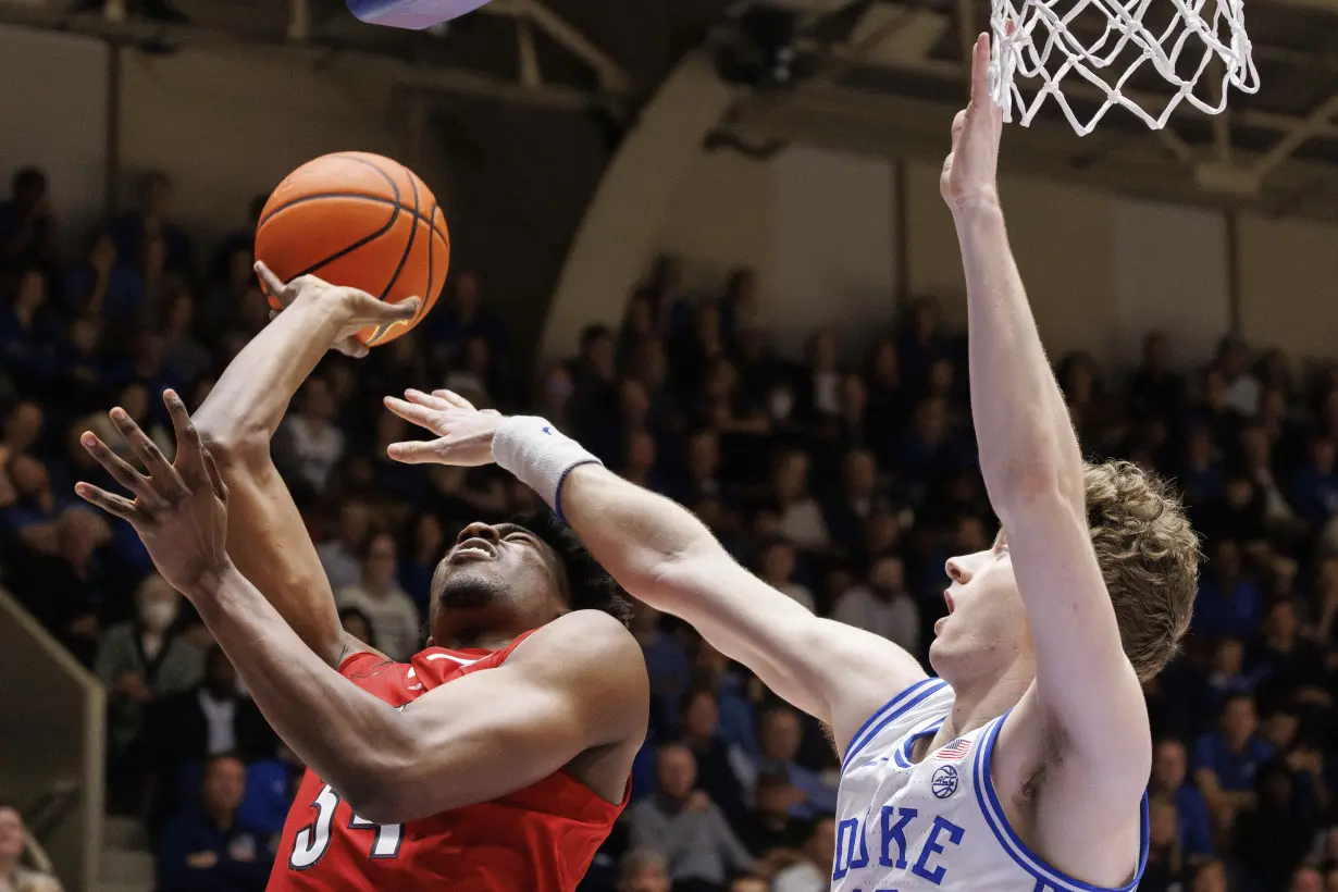 Filipowski in action after getting hurt in court-storming incident, No. 10 Duke beats Louisville