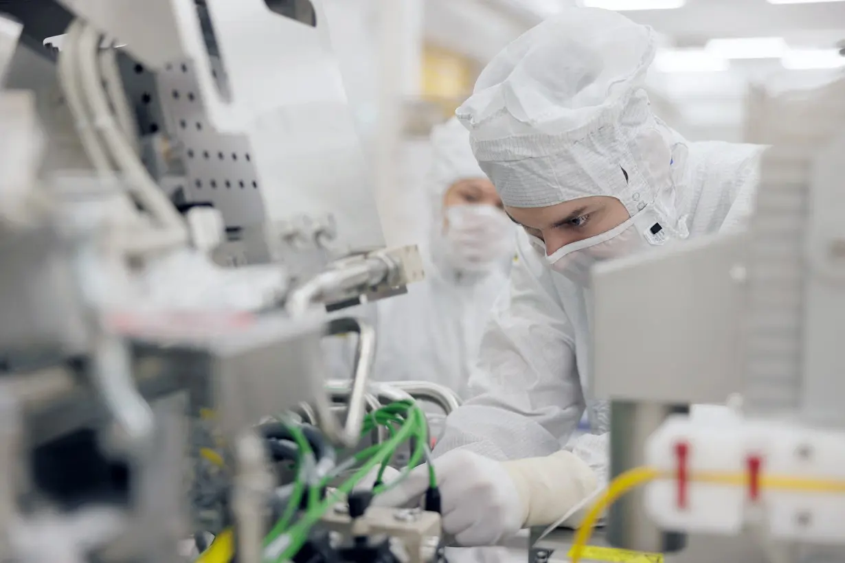 ASML's next chip challenge: rollout of its new $350 million 'High NA EUV' machine