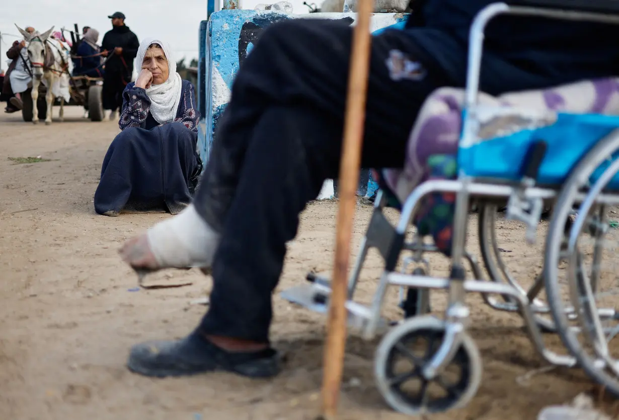 Palestinians arrive at Rafah after being evacuated from Nasser hospital