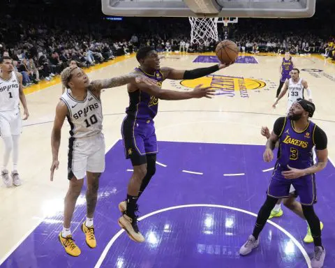 LeBron scores 30 points, Davis handles Wembanyama's strong effort in Lakers' 123-118 win over Spurs