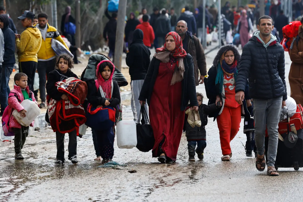 Palestinians fleeing Khan Younis, due to the Israeli ground operation, move towards Rafah