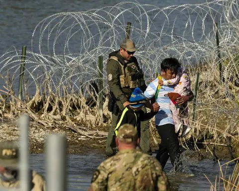 Supreme Court extends block on Texas law that would allow police to arrest migrants