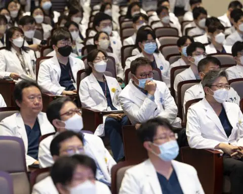 Senior doctors in South Korea to submit resignations, deepening dispute over medical school plan
