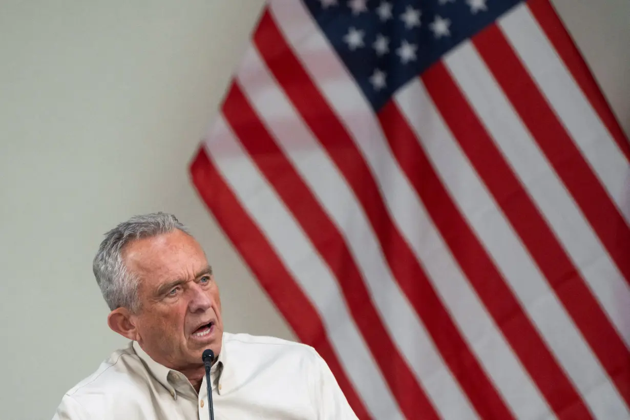 FILE PHOTO: Independent presidential candidate Robert F. Kennedy Jr. visits the U.S.-Mexico border