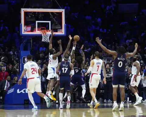 Officials admit to missed call on final play of Clippers win over 76ers