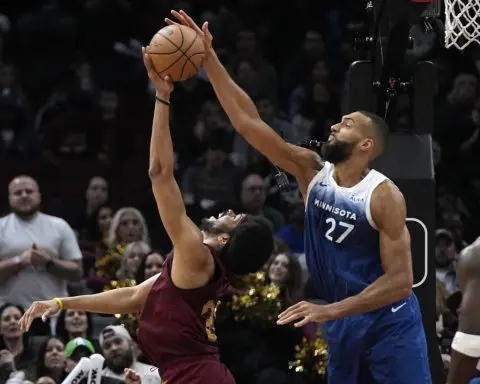 Timberwolves' Rudy Gobert fined $100,000 for directing 'money sign' gesture toward referee