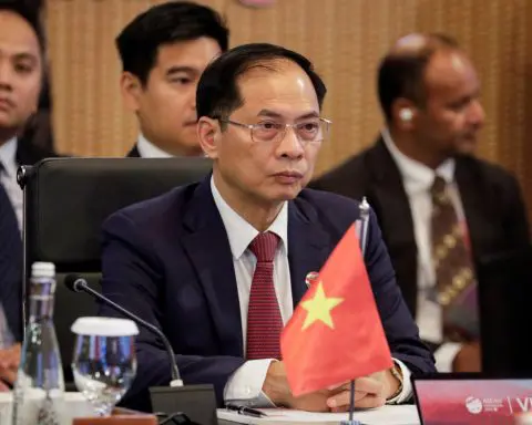Vietnam hopes US will soon recognize its 'market economy' status, FM Son says