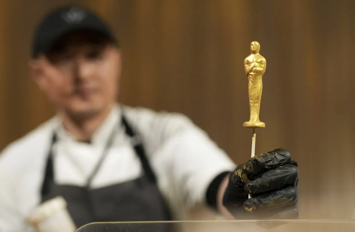 Oscars producers promise cameos and surprises for Sunday’s (1 hour earlier) show