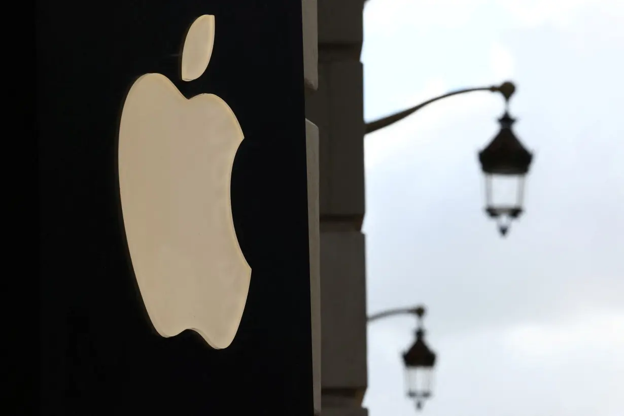 Apple logo at an Apple store in Lille