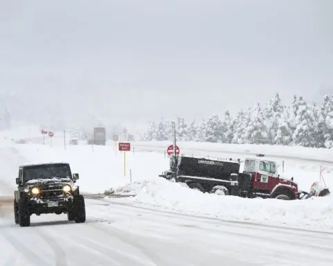 Colorado snowstorm closes highways and schools for a second day