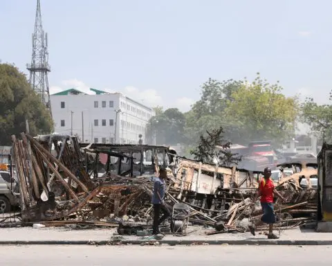 Hundreds of rights groups urge US to stop deporting Haitians fleeing gang war
