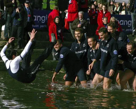 Rowers in England's university Boat Race given health warning over E.coli levels in the Thames