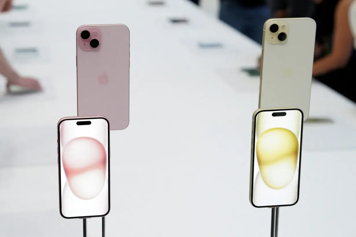 FILE PHOTO: Apple's iPhone 15 and iPhone 15 Plus products on display