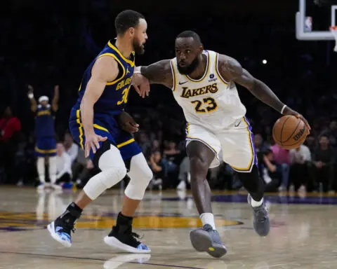 Curry scores 31 in return as Warriors defeat Lakers 128-121 despite 40 points from James