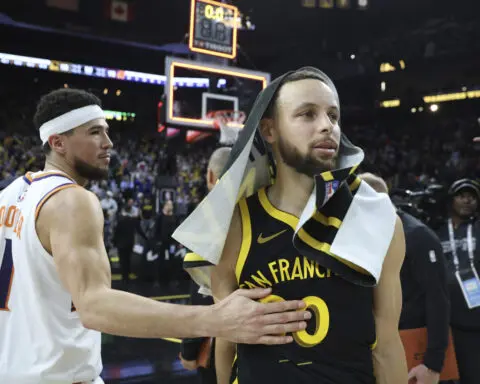 Stephen Curry hits 3-pointer with 0.7 seconds left, Warriors beat Suns 113-112