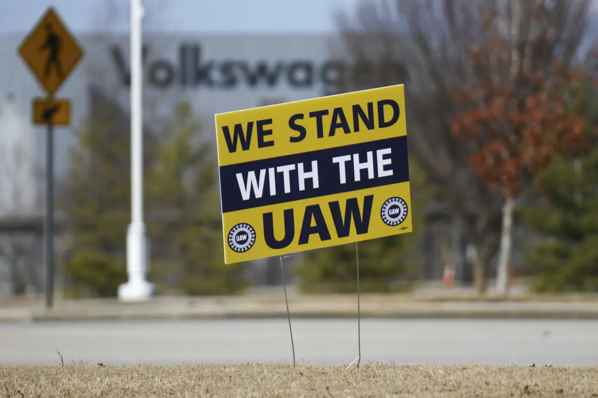 Southern governors tell autoworkers that voting for a union will put their jobs in jeopardy