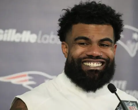 Cowboys and running back Ezekiel Elliott reuniting after agreeing to deal, AP source says