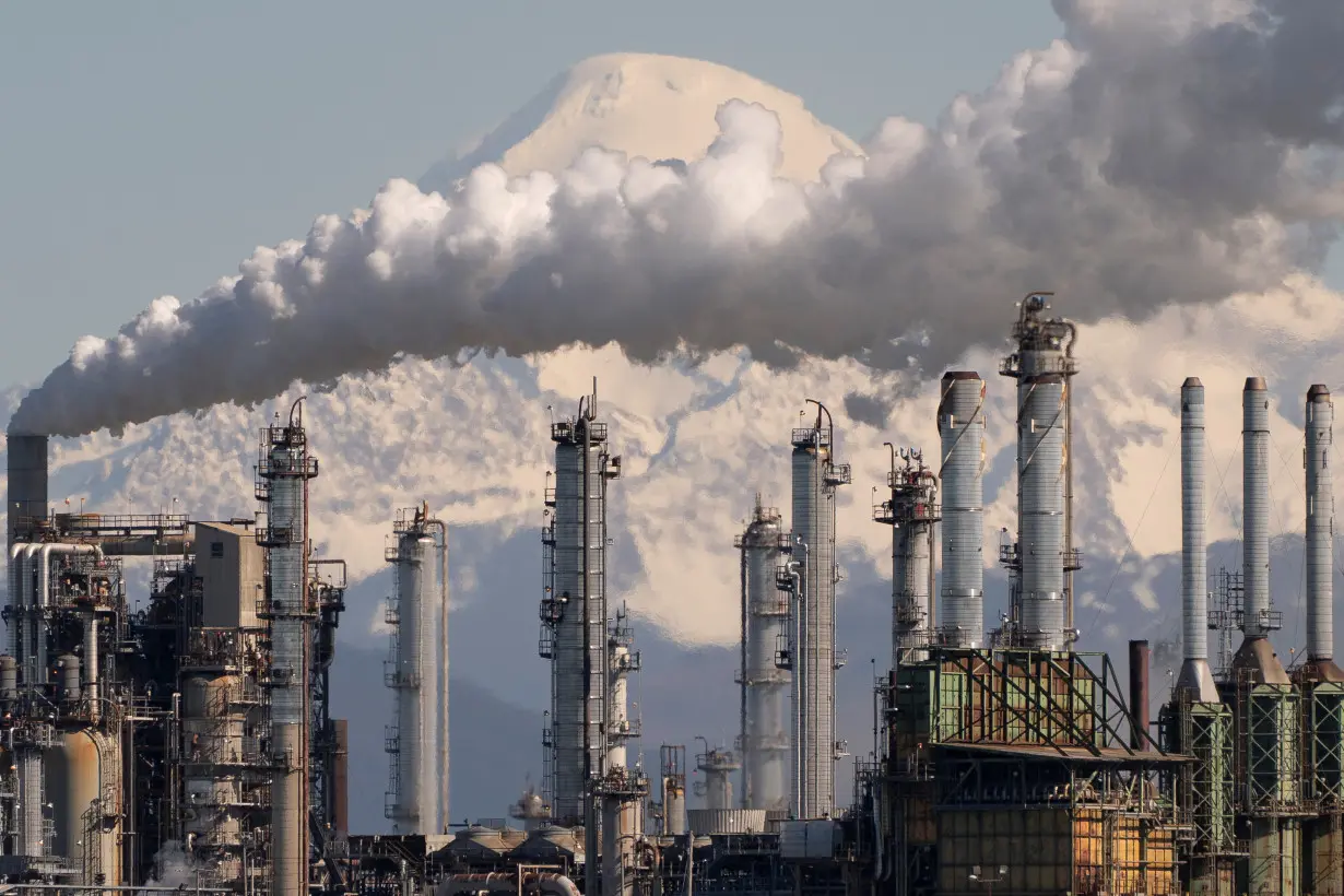 FILE PHOTO: US refiners' profits to fall from last year but margins remain strong