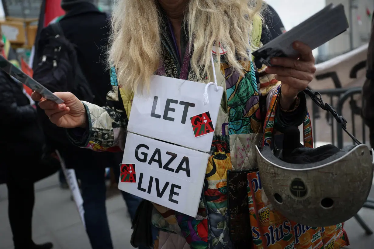 Protesters outside United Nations in response to United States defunding United Nations Relief and Works Agency for Palestine Refugees (UNRWA) in New York