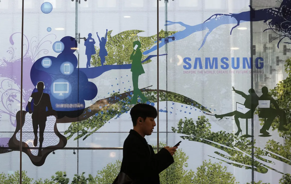 Samsung reports decline in profit but anticipates business improvement driven by chips