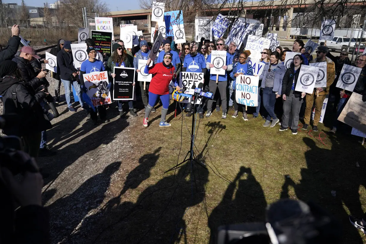 More than 200 staffers with Chicago Tribune and 6 other newsrooms begin 24-hour strike