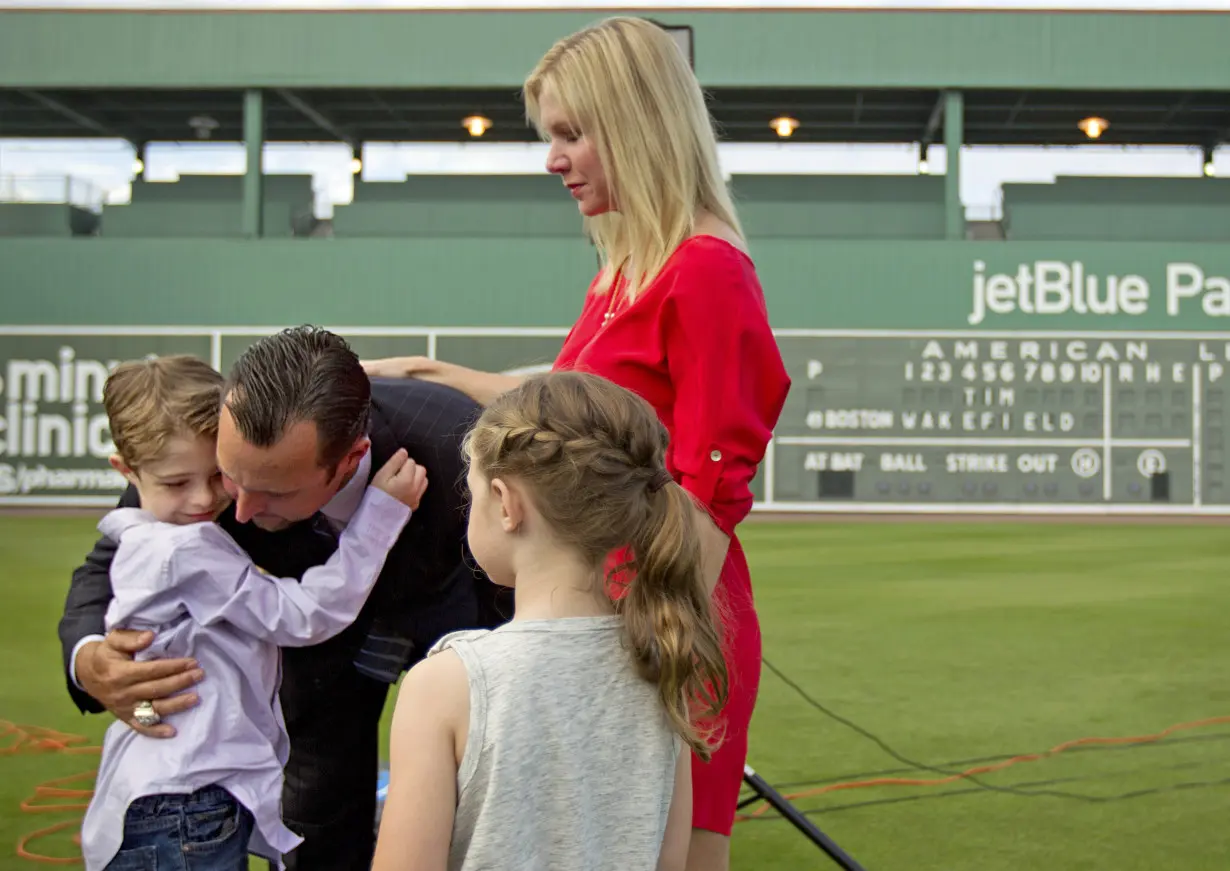 LA Post: Stacy Wakefield dies less than 5 months after her husband, World Series champion Tim Wakefield