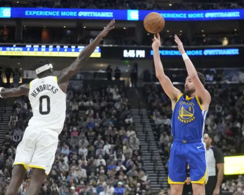 Klay Thompson not in Warriors' starting lineup, comes off bench for first time since rookie season