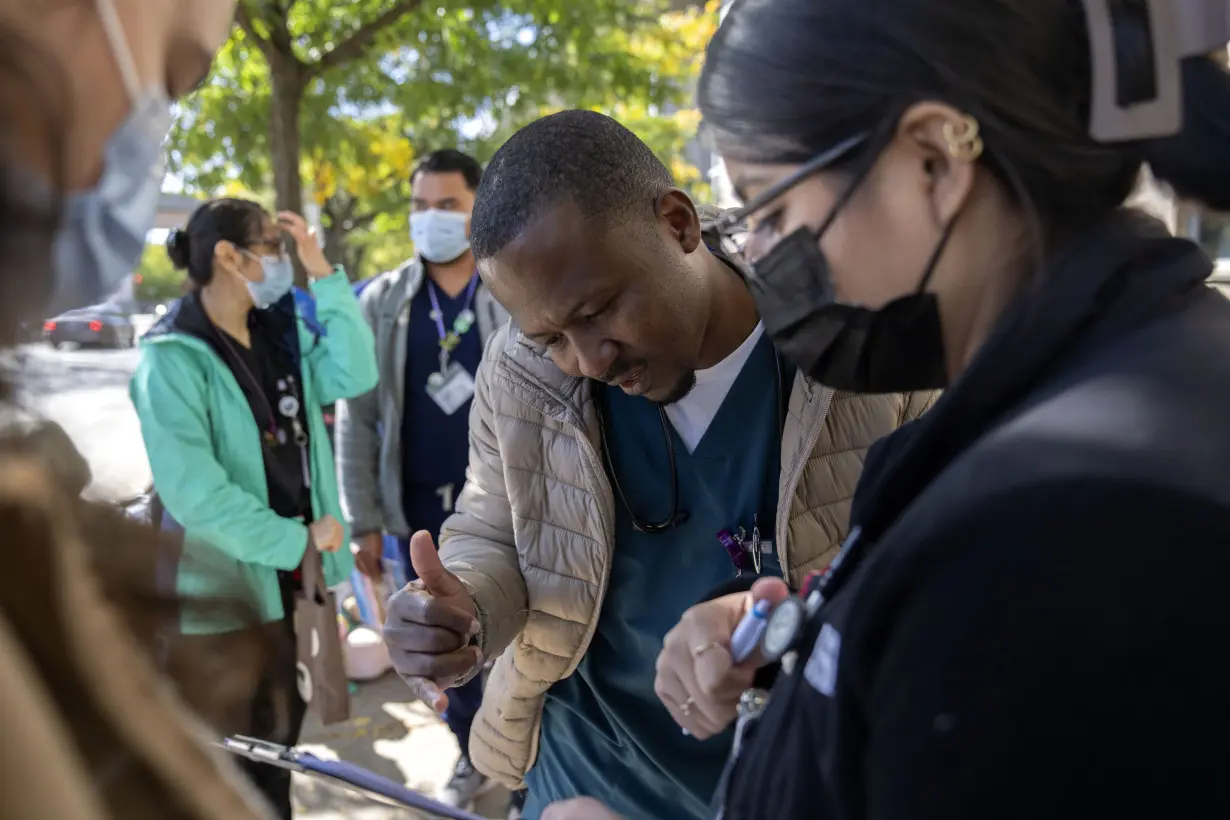 Volunteer medical students are trying to fill the health care gap for migrants in Chicago