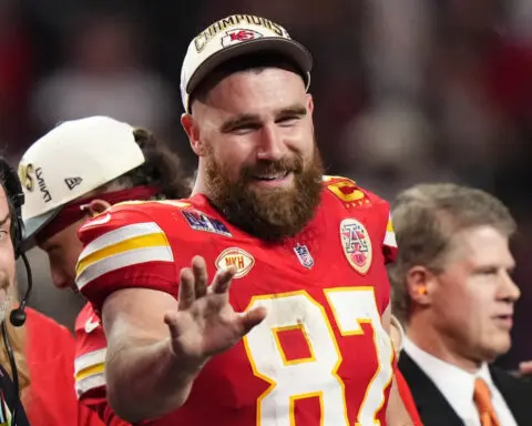 Chiefs and tight end Travis Kelce agree to 2-year extension, AP source says