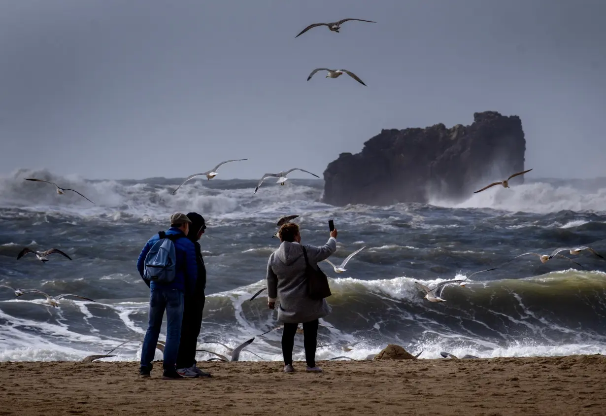 LA Post: Two people die after falling into the Atlantic along Spain’s north coast during high wind warnings