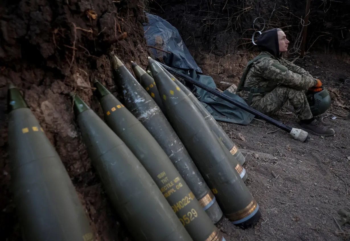 FILE PHOTO: Ukrainian serviceman prepares a howitzer to fire towards Russian troops in Donetsk region