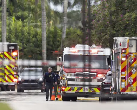 Dolphins' Tyreek Hill returns to practice two days after fire at his home