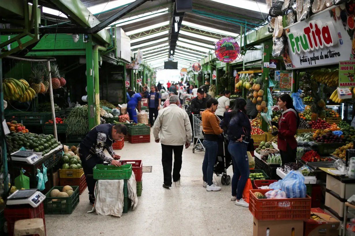 FILE PHOTO: High inflation takes its toll on Colombians as peso hits historic low