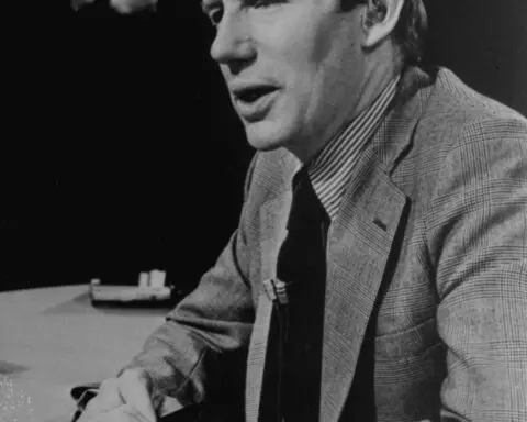 Robert MacNeil, creator and first anchor of PBS 'NewsHour' nightly newscast, dies at 93