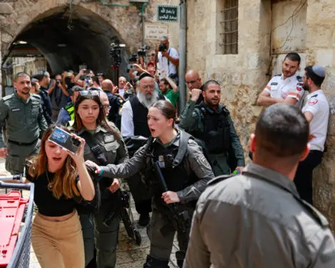 Turkish national stabs Israeli policeman in Jerusalem, is shot dead -police statement