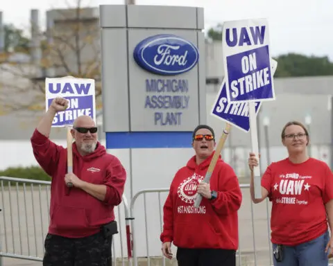 Ford posts $523 million 4Q net loss on accounting charge for pensions but beats analyst estimates