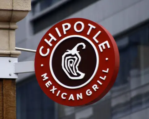 Chipotle reverses protein policy, says workers can choose chicken once again